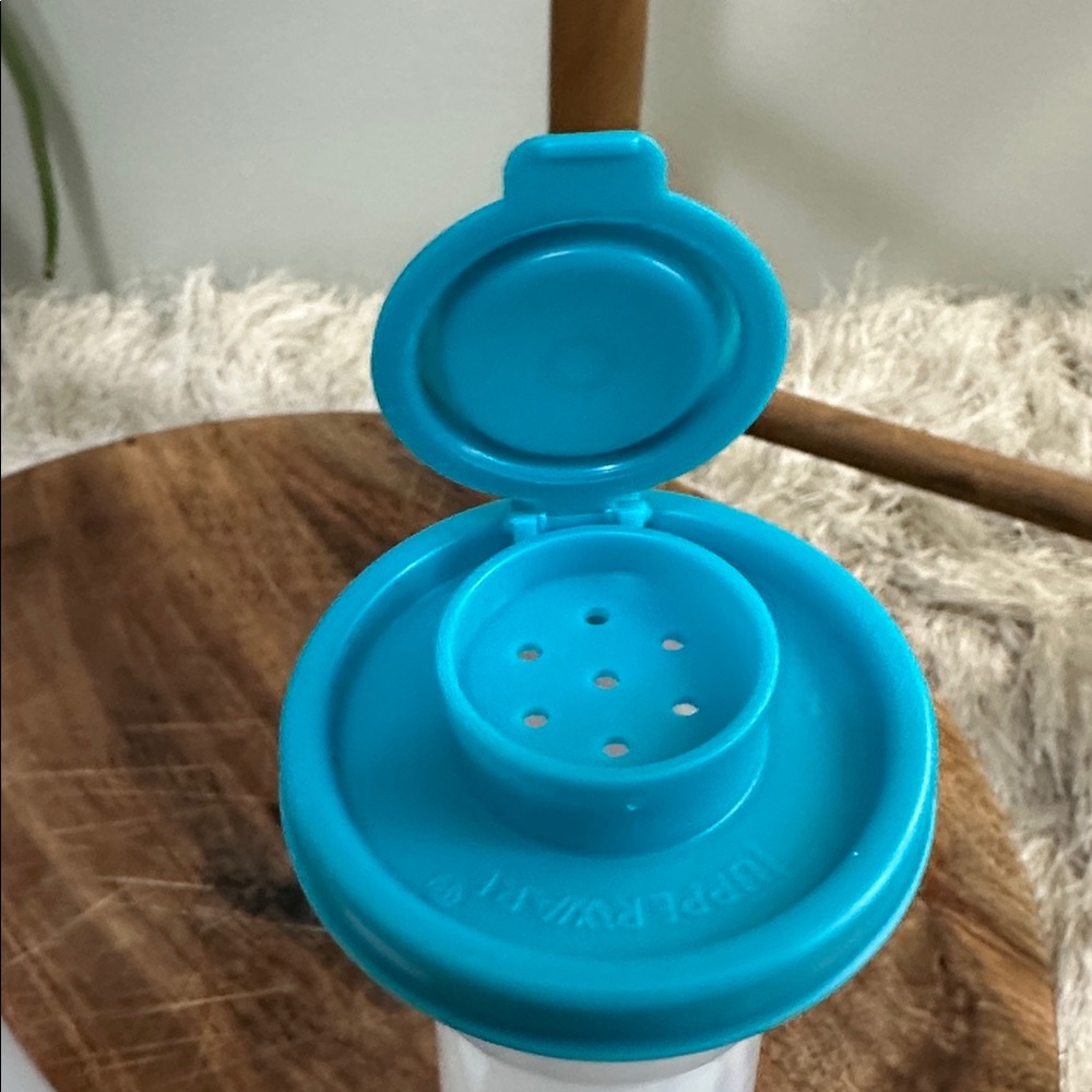 Tupperware Hourglass Salt & Pepper Large 6" Shakers Sheer With‎ Blue Lids - Picture 4 of 11